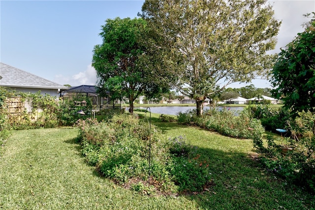 view of yard featuring a water view