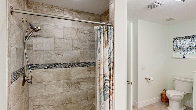 bathroom with a shower with curtain, a textured ceiling, and toilet