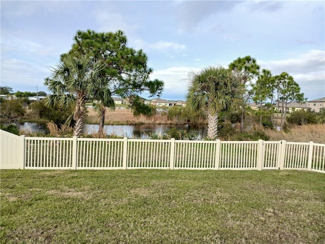 view of yard featuring a water view