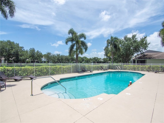 2540 12th Sq SW, Vero Beach, FL 32968 - community pool with a patio area