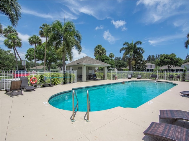 2540 12th Sq SW, Vero Beach, FL 32968 - community pool with a patio