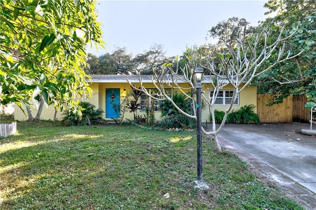 view of front of home featuring a front lawn