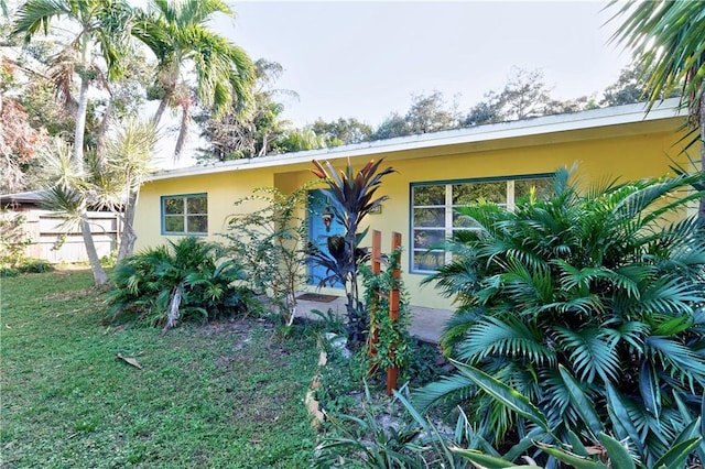 view of front of property featuring a front lawn