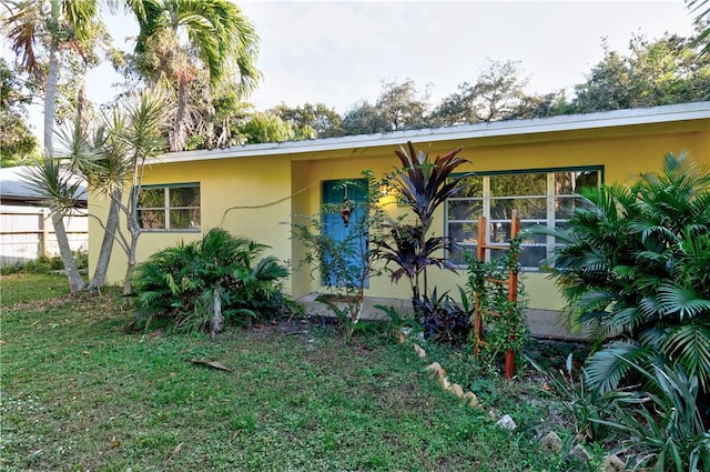 view of front facade featuring a front lawn