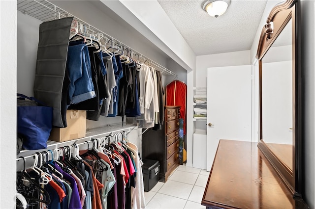 spacious closet featuring light tile patterned floors