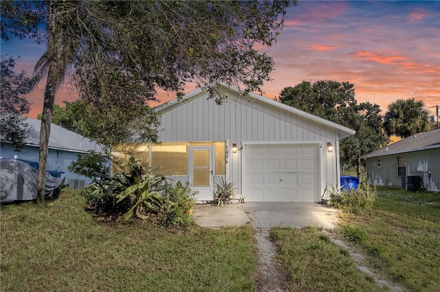 view of front of property featuring a lawn and a garage