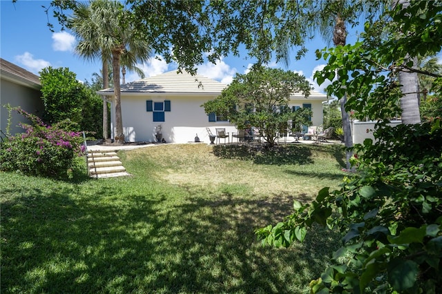 view of yard featuring a patio