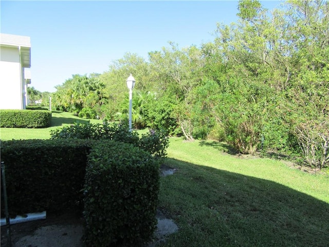 720 Lake Orchid Cir Unit 108, Vero Beach, FL 32962 - view of grassy yard