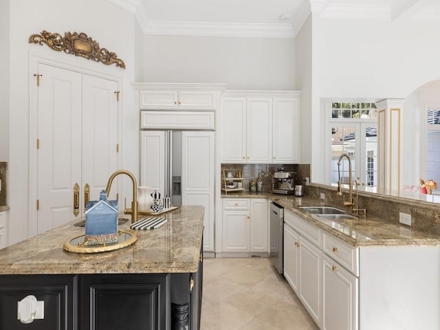 7 Beachside Dr, Vero Beach, FL 32963 - kitchen with a sink, white cabinets, dishwasher, and crown molding
