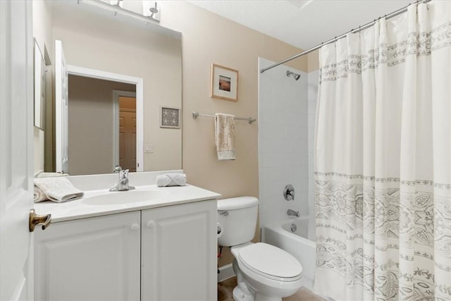 full bathroom featuring shower / tub combo with curtain, vanity, and toilet