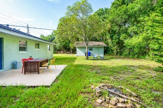 1717 20th Ave, Vero Beach, FL 32960 - view of grassy yard featuring a patio and an outbuilding