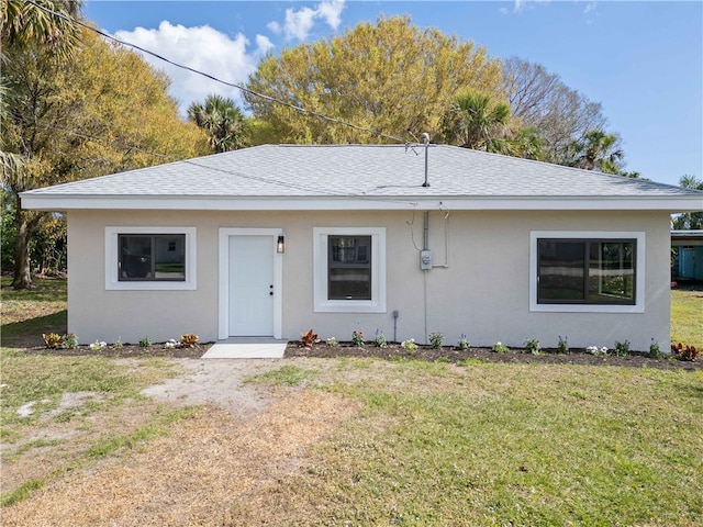 view of front facade featuring a front yard