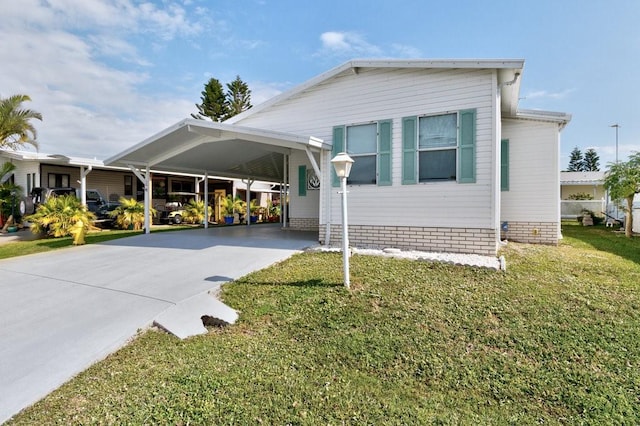 view of front of home with a front yard and a carport