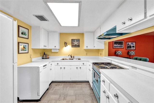 kitchen with sink, stainless steel electric range, kitchen peninsula, white fridge, and white cabinets