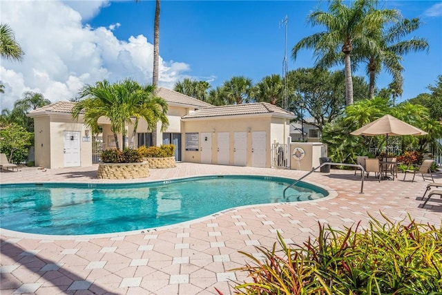 919 Island Club Sq, Vero Beach, FL 32963 - pool featuring a patio area