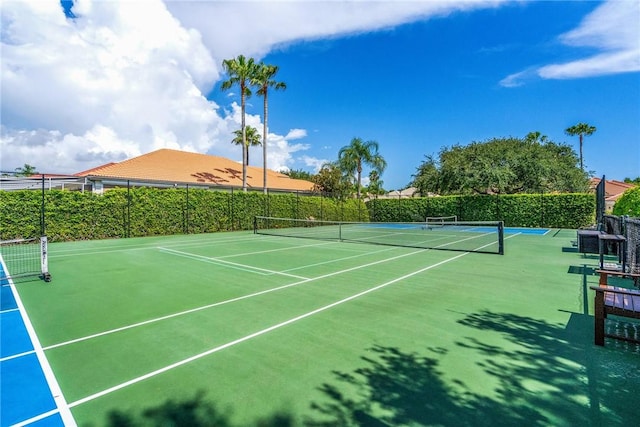 919 Island Club Sq, Vero Beach, FL 32963 - view of sport court featuring fence and community basketball court