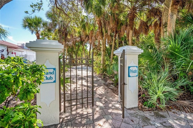 919 Island Club Sq, Vero Beach, FL 32963 - view of gate with fence