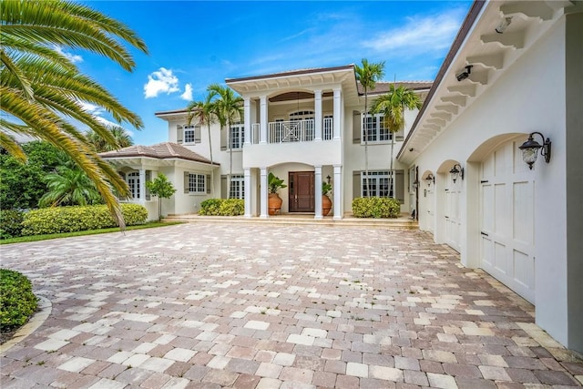 view of front of home featuring a balcony