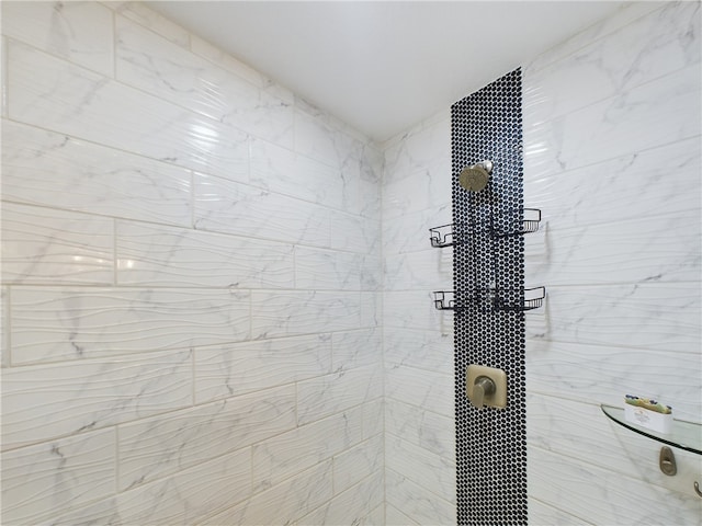 room details featuring a tile shower