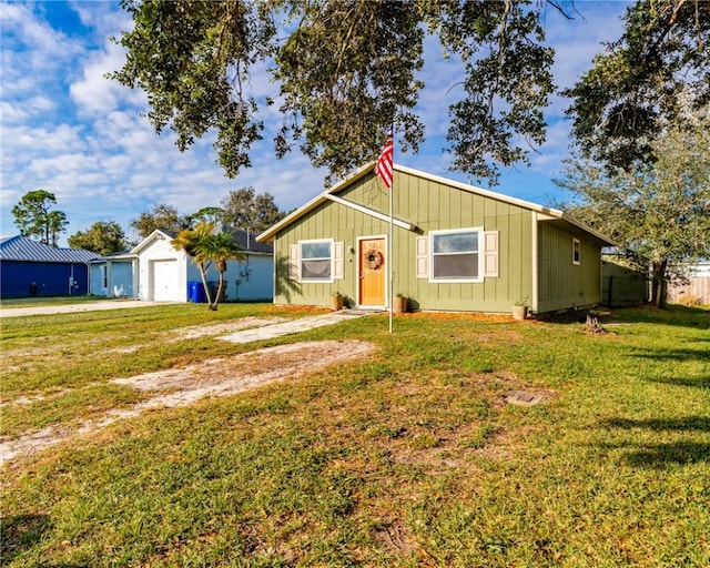 view of front facade featuring a front yard