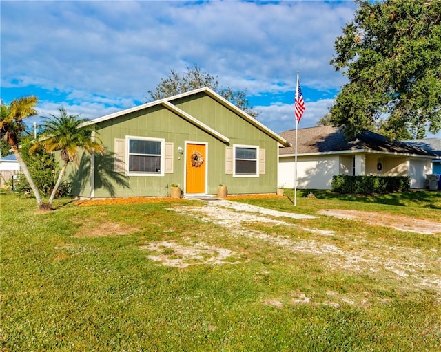 view of front of home featuring a front lawn