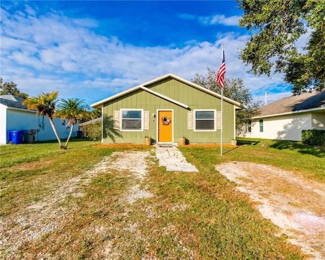 view of front of house featuring a front yard