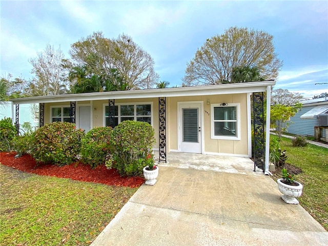 view of front of home featuring a porch and a front lawn