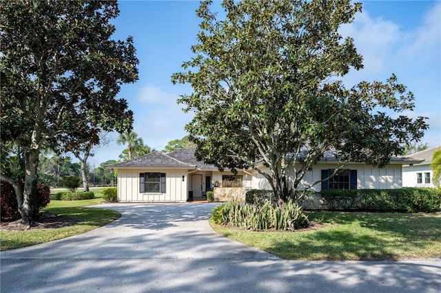 ranch-style home featuring a front yard