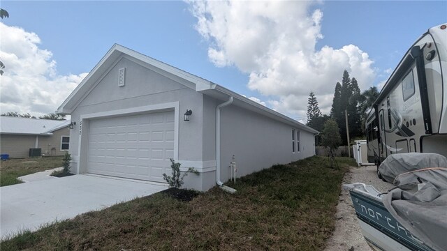 532 S Easy St, Sebastian, FL 32958 - view of side of home with stucco siding, driveway, and a garage