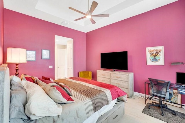 bedroom with ceiling fan