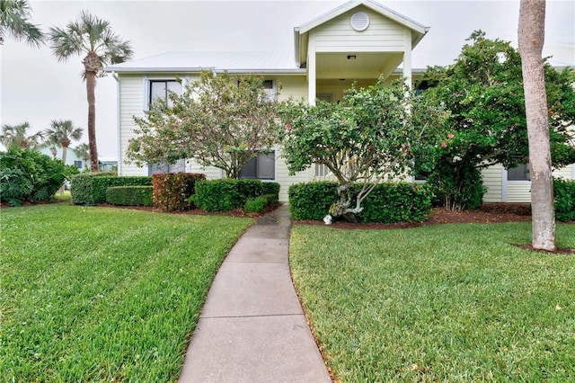 view of front of home featuring a front yard