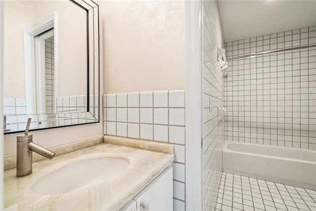 1401 Saint Davids Ln, Vero Beach, FL 32967 - bathroom featuring vanity, tile walls, and shower / tub combination