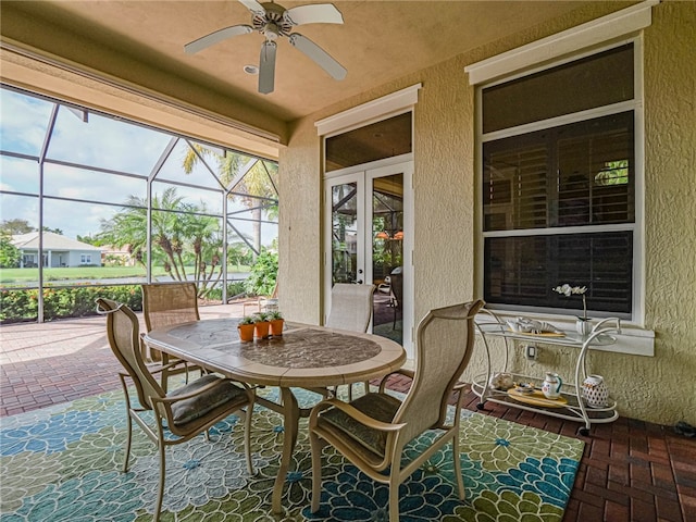 sunroom with ceiling fan