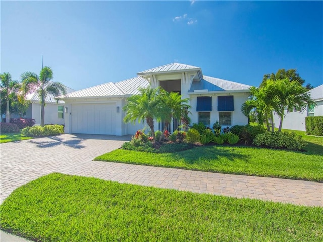 view of front of home featuring a front lawn and a garage