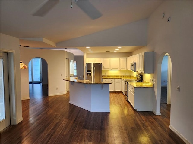 3865 8th Pl, Vero Beach, FL 32960 - kitchen with stainless steel appliances, arched walkways, ceiling fan, a breakfast bar, and lofted ceiling