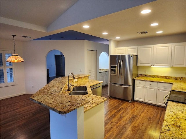 3865 8th Pl, Vero Beach, FL 32960 - kitchen with stainless steel appliances, arched walkways, dark wood-style floors, recessed lighting, and a kitchen island with sink