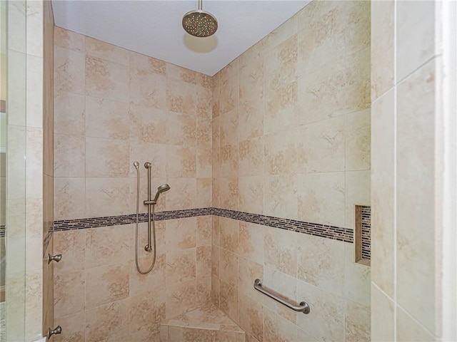 bathroom featuring a tile shower