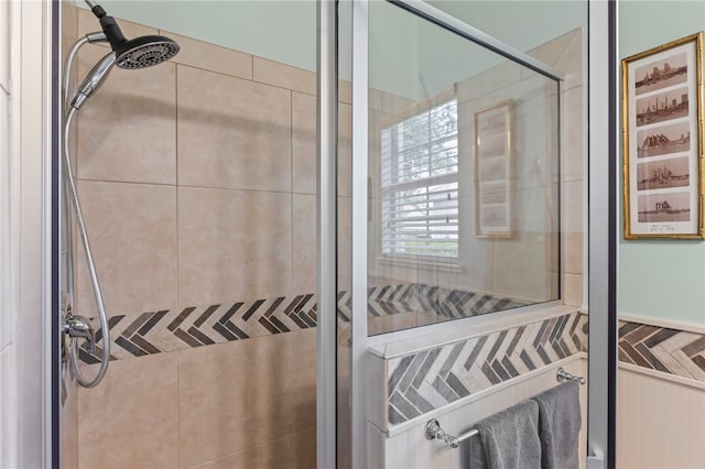 bathroom featuring tiled shower