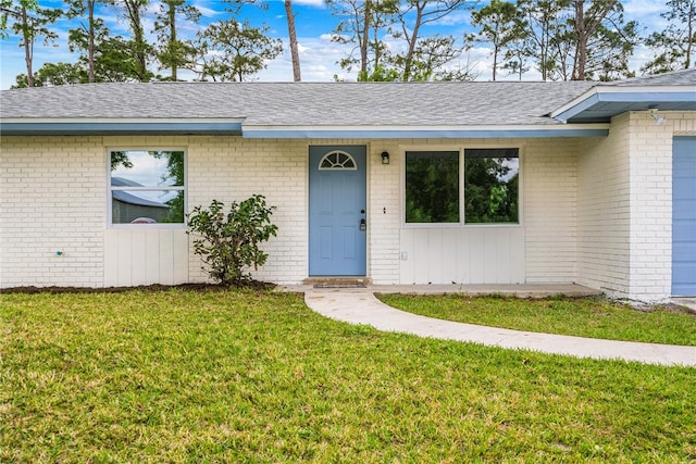 view of front of property featuring a front yard