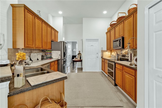 kitchen with kitchen peninsula, stainless steel appliances, backsplash, and a breakfast bar