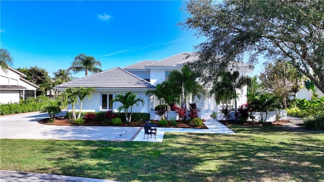 view of front facade featuring a front lawn