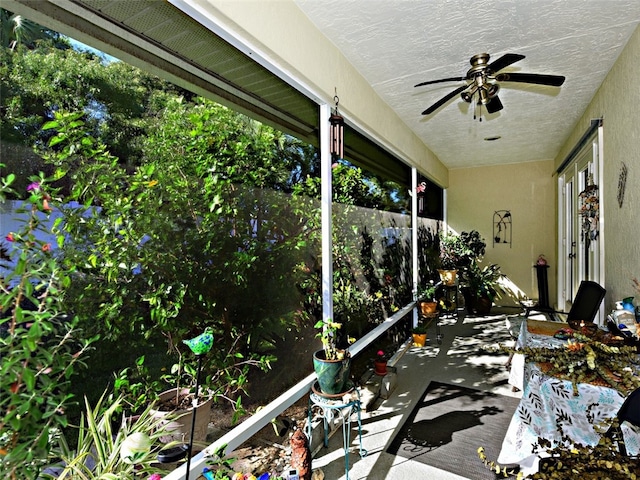 sunroom with ceiling fan