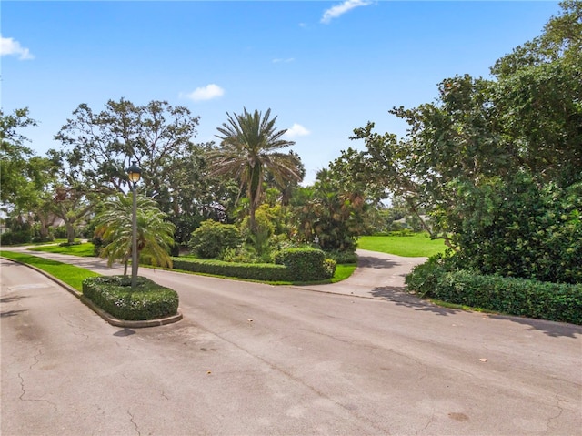 524 Bay Dr, Vero Beach, FL 32963 - view of road with street lighting