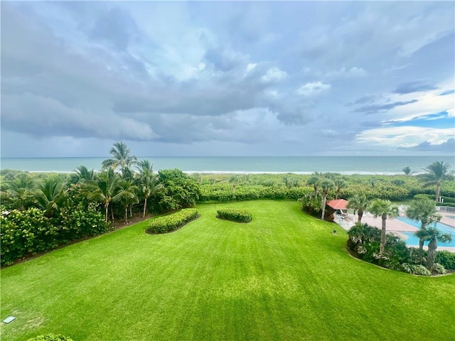 view of yard featuring a water view