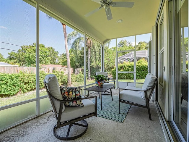 sunroom with ceiling fan