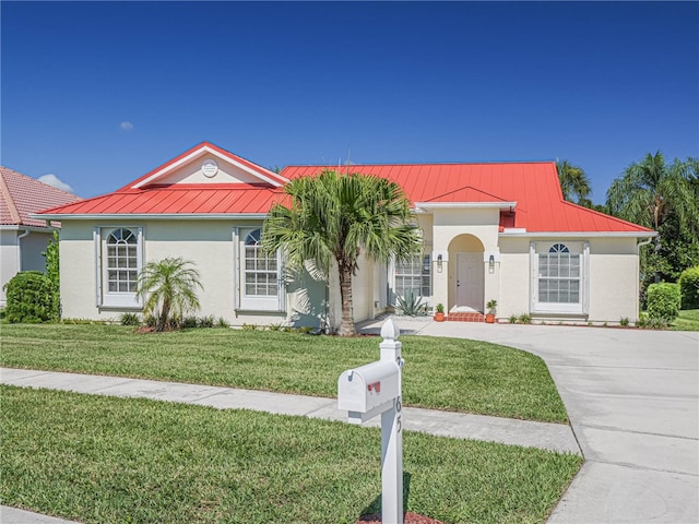 view of front of property featuring a front lawn