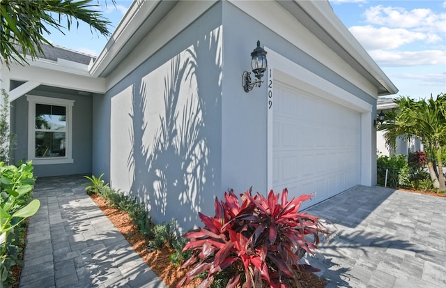1209 Harper Way Unit 008, Vero Beach, FL 32960 - garage with driveway