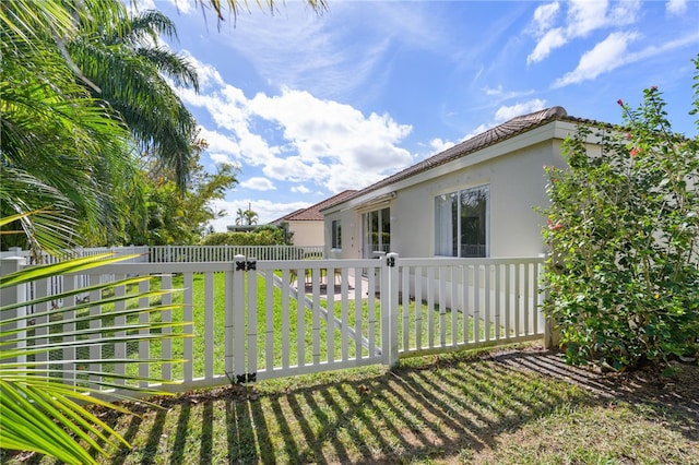 view of side of property featuring a yard