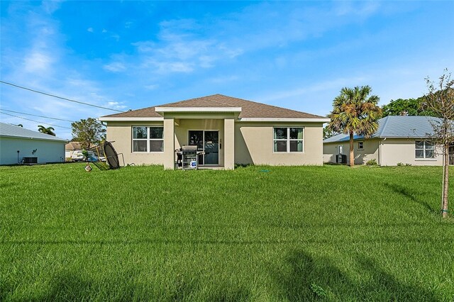 back of house featuring a yard