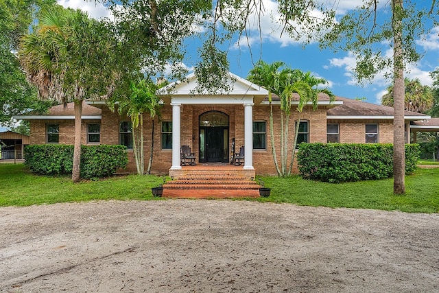 view of front of property featuring a front yard